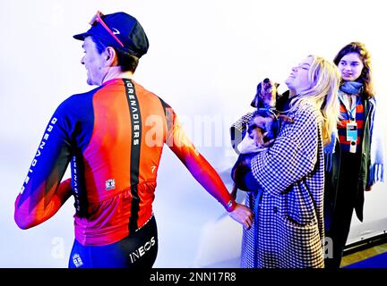 Der britische Tom Pidcock von Ineos Grenadiers und seine Freundin Bethany Zajac bildeten vor der 78. Ausgabe des eintägigen Radrennens für Männer Omloop Het Nieuwsblad, 207,3 km von Gent nach Ninove, Samstag, 25. Februar 2023. BELGA FOTO JASPER JACOBS Stockfoto