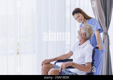 Pflegerische Betreuung älterer alter Mann im Heim Rentner Erholung im Rollstuhl. Stockfoto