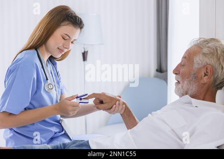 Krankenschwester Ärztin, die bei der häuslichen Pflege mit dem Fingertip-Pausenoxymeter arbeitet, misst den Sauerstoffsättigungsgrad im Blut älterer Menschen Stockfoto