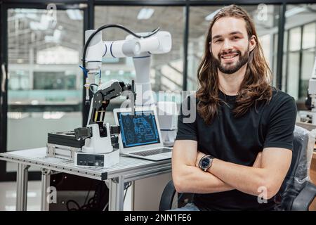 Porträt-Roboter-Techniker-Programmierer. Forschungs- und Entwicklungsteams für Roboterlabore, junge Jugendliche. Stockfoto