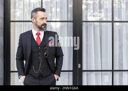 Portrait lateinamerikanischer Schnurrbart Herren Mode Mode Dressing Smoking Jacke Anzug elegant attraktives Modell. Geschäftsmann Boss Anwalt Latino steht Stockfoto