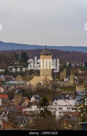 Wiesbaden, Deutschland. 24. Februar 2023. Sonnenberger Schloss erhebt sich über dem gleichnamigen Bezirk der Landeshauptstadt. Kredit: Andreas Arnold/dpa/Alamy Live News Stockfoto