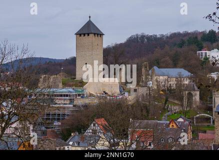 Wiesbaden, Deutschland. 24. Februar 2023. Sonnenberger Schloss erhebt sich über dem gleichnamigen Bezirk der Landeshauptstadt. Kredit: Andreas Arnold/dpa/Alamy Live News Stockfoto