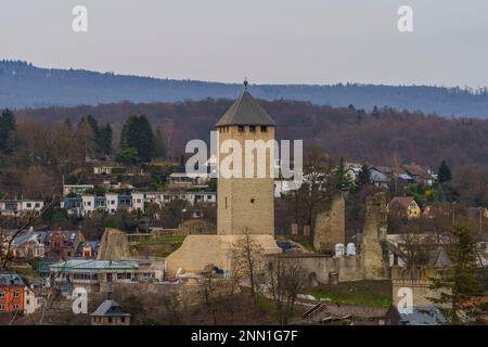 Wiesbaden, Deutschland. 24. Februar 2023. Sonnenberger Schloss erhebt sich über dem gleichnamigen Bezirk der Landeshauptstadt. Kredit: Andreas Arnold/dpa/Alamy Live News Stockfoto