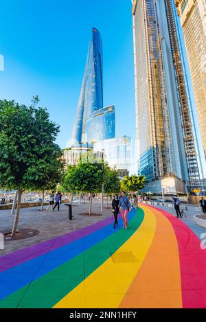 Sydney, Australien 25. Februar 2023: Sydney hat den Regenbogenteppich für Besucher der Stadt mit World Pride und LGBTIQA+ Regenbögen und Farben überall aufgestellt, einschließlich dieses Regenbogenpfads in Barangaroo. World Pride Sydney läuft bis März 5. Kredit: Stephen Dwyer Alamy Live News Stockfoto