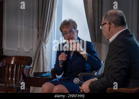 New York, Usa. 24. Februar 2023. Kongressabgeordnete Marcy Kaptur (OH-D) spricht beim Offenen Haus „Unbreakable Spirit: Rememorating One Year of Ukraine's Resilience & Resilience“, das den einjährigen Jahrestag der russischen Invasion der Ukraine am Ukrainian Institute of America in New York City feiert. Kredit: SOPA Images Limited/Alamy Live News Stockfoto