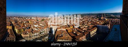 Panoramablick aus der Vogelperspektive auf den Dächern der historischen Stadt Verona, von Torre dei Lamberti aus gesehen. Stockfoto