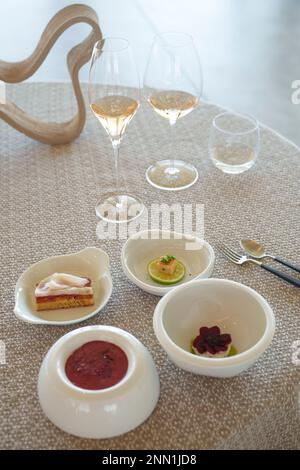 Kleine Portionen Gourmetessen in einem schicken Michelin-Sterne-Restaurant Stockfoto