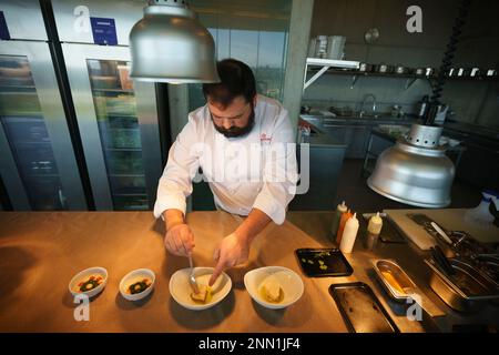 Chefkoch Diogo Rocha bereitet Speisen im Michelin-Star-Restaurant Mesa de Lemos in Silgueiros, Viseu, Portugal, Europa zu Stockfoto