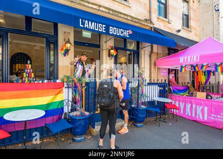 Sydney, Australien 25. Februar 2023: Sydney hat den Regenbogenteppich für Besucher der Stadt mit World Pride und LGBTIQA+ Regenbogen und Farben überall hingestellt, einschließlich dieses Ladens und Ladenbesitzers am Taylors Square. World Pride Sydney läuft bis März 5. Kredit: Stephen Dwyer Alamy Live News Stockfoto