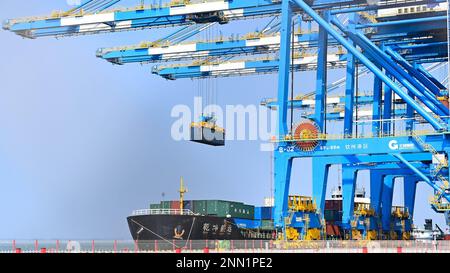 Qinzhou. 25. Februar 2023. Dieses Foto wurde am 25. Februar 2023 aufgenommen und zeigt einen automatischen Containerterminal am Hafen von Qinzhou in Südchina Autonomer Region Guangxi Zhuang. Zum 23. Februar dieses Jahres wurden auf dem neuen internationalen Land-See-Handelskorridor 107.000 TEU-Container mit den intermodalen Schienen-See-Güterzügen transportiert, was einem Anstieg von 9,25 % im Jahresvergleich entspricht. Kredit: Zhang Ailin/Xinhua/Alamy Live News Stockfoto