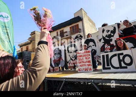 Während des marsches von Bagheria nach Casteldaccia demonstrieren die Studenten gegen die Mafia. Stockfoto