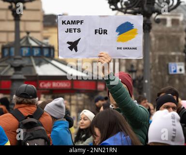 24. Februar 2023, Hessen, Frankfurt/Main: Demonstranten fordern bei einer Demonstration in der Frankfurter Innenstadt Kampfjets für die Ukraine. Mehrere tausend Menschen erinnerten sich an den Beginn der russischen Invasion der Ukraine. Die russische Armee war am 24. Februar 2022 in die Ukraine eingedrungen. Foto: Frank Rumpenhorst/dpa Stockfoto