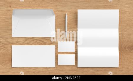 Leeres Büromaterial-Set mit Umschlägen, Visitenkarten, dreifach gefaltetem Prospekt und Stift auf Holzhintergrund. Branding-Modell. Direkt anzeigen Stockfoto