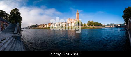 Panoramablick auf die Kirche Chiesa di Sant'Anastasia, Blick über den Fluss Adige, die Brücke Ponte Pietra in der Ferne. Stockfoto