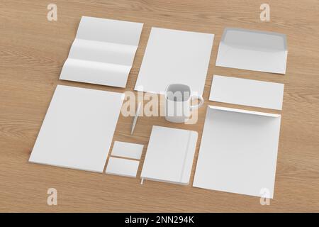 Leeres Büromaterial-Set mit Umschlägen, Visitenkarten, Mappe, dreifach gefalzten Broschüren, Papierbogen, Notizbuch, Tasse und Stift auf Holzhintergrund Stockfoto