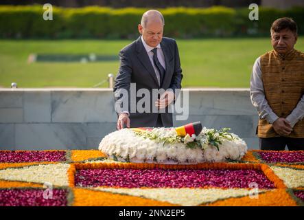 Delhi, Indien. 25. Februar 2023. Kanzler Olaf Scholz (SPD) besucht Mahatma Gandhis Denkmal (Rajghat). Scholz ist für einen zweitägigen Besuch in Indien. Kredit: Michael Kappeler/dpa/Alamy Live News Stockfoto