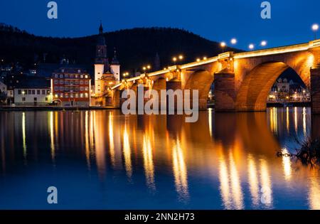 Die Altstadt von Heidelberg mit der Alten Brücke, dem Neckar und dem Brückentor. Das Bild stammt aus der Öffentlichkeit. Blaue Stunde. Deutschland. Stockfoto