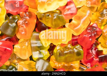 Macroshot mit bunten Bonbons aus Gummi. Bonbonmuster von oben. Gelee-Bären als Hintergrundstruktur. Stockfoto