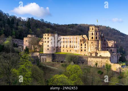 Das berühmte Heidelberger Schloss, in der Morgensonne im Frühling. Das Bild stammt aus der Öffentlichkeit. Stockfoto