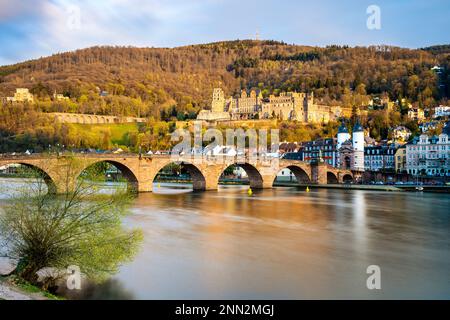 Die Altstadt von Heidelberg mit dem Schloss, der Alten Brücke, dem Fluss Neckar und dem Brückentor. Das Bild stammt aus der Öffentlichkeit. Goldene Stunde, Long Exposu