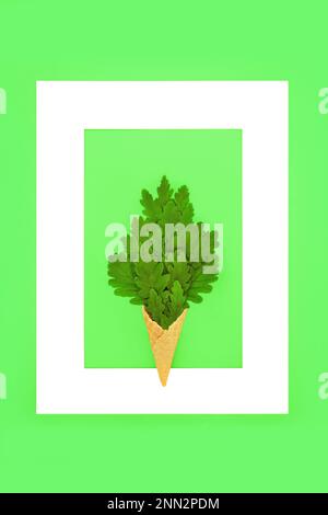 Eichenblätter surreale Eiswaffelkonstellation im Hintergrund. Go Green minimalistisch umweltfreundlich Spaßlogo Summer Nature Concept mit weißem Rahmen. Stockfoto