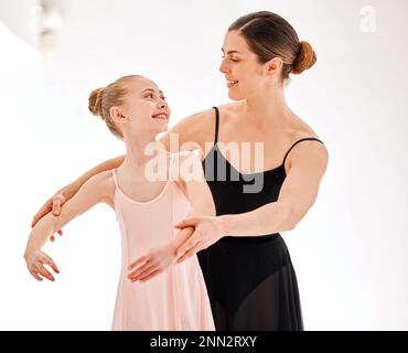 Ballett, Lernunterricht und Tanzlehrer mit einem Schüler im Studio für Tanz, Kunst und Coaching. Lächeln eines Mädchens mit einer Ballerina-Trainerin oder Tänzerin Stockfoto