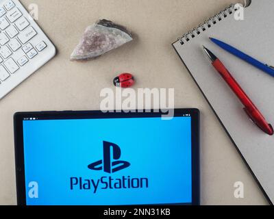 Gärtnern Sie dieses Foto mit dem PlayStation-Logo, das auf einem Tablet zu sehen ist. Stockfoto