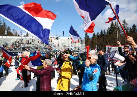 Planica, Slowenien. 25. Februar 2023. Nordic Ski: Weltmeisterschaft, kombiniert, individuell, normal Hill, Männer, Springen. Französische Fans jubeln ihre Athleten an. Kredit: Daniel Karmann/dpa/Alamy Live News Stockfoto