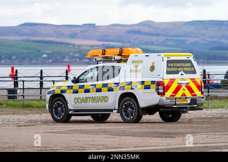 Greenock, Schottland, Großbritannien. 25. Februar 2023 Polizei und Pilot am Ort des Untergangs des Clyde Marine Services Tubs Biter, der gestern in Greenock in der Nähe des Ost-Indien-Hafens gesunken ist. Zwei Crewmitglieder werden immer noch vermisst. Bild: Küstenwache am Tatort. . Iain Masterton/Alamy Live News Stockfoto