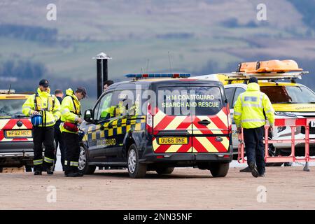 Greenock, Schottland, Großbritannien. 25. Februar 2023 Polizei und Pilot am Ort des Untergangs des Clyde Marine Services Tubs Biter, der gestern in Greenock in der Nähe des Ost-Indien-Hafens gesunken ist. Zwei Crewmitglieder werden immer noch vermisst. Bild: Küstenwache am Tatort. . Iain Masterton/Alamy Live News Stockfoto