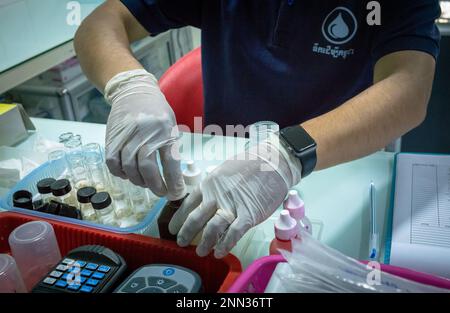 Ein Labortechniker testet eine Probe auf Wasserreinheit in den Büros für Wasser für Kambodscha in Siem, Reap, Kambodscha. Stockfoto