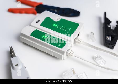 CAT6 RJ45 Kabelnetzwerktester. Twisted-Pair-Messgerät auf dem Desktop. Stockfoto