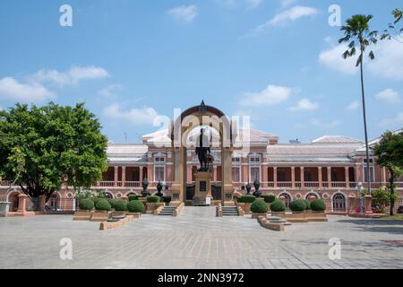 Bangkok, Thailand - 13. Februar 2023: Saranrom Palace Architektur in Orange mit einem Denkmal in Bangkok. Der Königspalast Saranrom ist ein ehemaliger Palast in Bangko Stockfoto