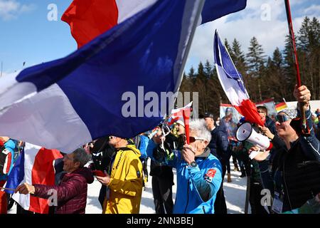 Planica, Slowenien. 25. Februar 2023. Nordic Ski: Weltmeisterschaft, kombiniert, individuell, normal Hill, Männer, Springen. Französische Fans jubeln ihre Athleten an. Kredit: Daniel Karmann/dpa/Alamy Live News Stockfoto