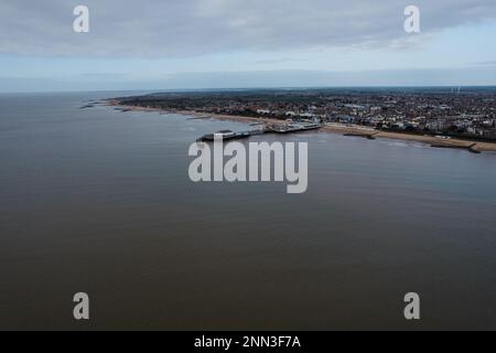 Luftfoto des Clacton Pier in Clacton-on-Sea. Die Stadt Clacton-on-Sea ist im Hintergrund zu sehen. Stockfoto