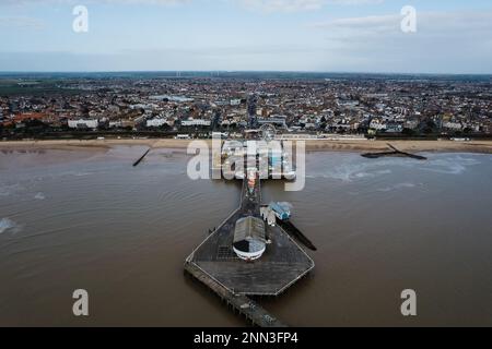 Luftfoto des Clacton Pier in Clacton-on-Sea. Die Stadt Clacton-on-Sea ist im Hintergrund zu sehen. Stockfoto