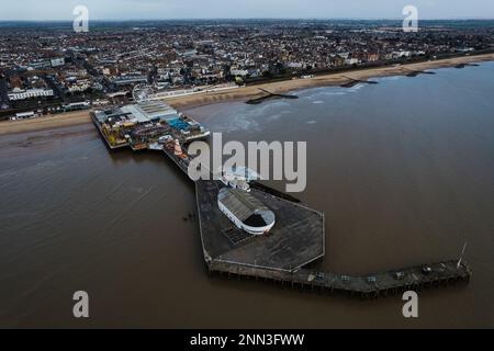 Luftfoto des Clacton Pier in Clacton-on-Sea. Die Stadt Clacton-on-Sea ist im Hintergrund zu sehen. Stockfoto