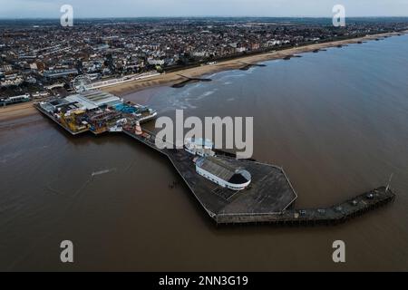 Luftfoto des Clacton Pier in Clacton-on-Sea. Die Stadt Clacton-on-Sea ist im Hintergrund zu sehen. Stockfoto