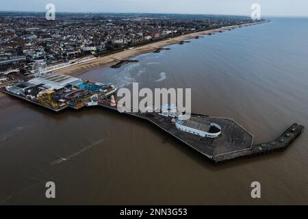 Luftfoto des Clacton Pier in Clacton-on-Sea. Die Stadt Clacton-on-Sea ist im Hintergrund zu sehen. Stockfoto