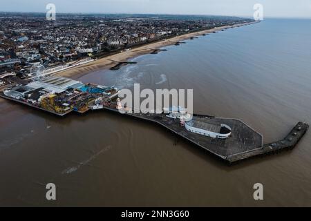 Luftfoto des Clacton Pier in Clacton-on-Sea. Die Stadt Clacton-on-Sea ist im Hintergrund zu sehen. Stockfoto