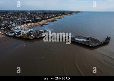 Luftfoto des Clacton Pier in Clacton-on-Sea. Die Stadt Clacton-on-Sea ist im Hintergrund zu sehen. Stockfoto