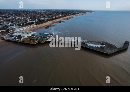 Luftfoto des Clacton Pier in Clacton-on-Sea. Die Stadt Clacton-on-Sea ist im Hintergrund zu sehen. Stockfoto