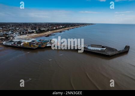 Luftfoto des Clacton Pier in Clacton-on-Sea. Die Stadt Clacton-on-Sea ist im Hintergrund zu sehen. Stockfoto