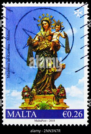 MOSKAU, RUSSLAND - 15. FEBRUAR 2023: Poststempel gedruckt in Malta zeigt die Statue der Muttergottes des Berges Carmel, Mdina, maltesische Festa 2018-Serie, ca. 20 Stockfoto