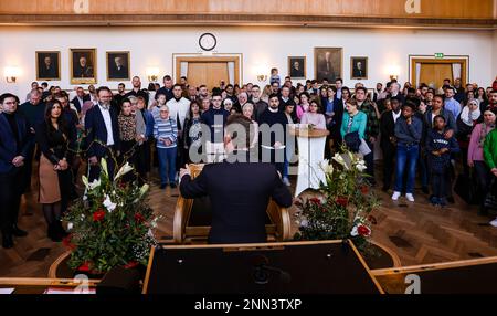 Kiel, Deutschland. 25. Februar 2023. Ulf Kämpfer (M), Oberbürgermeister der Stadt Kiel, spricht während einer Einbürgerungszeremonie in der Ratskammer des Rathauses. In der Hauptstadt des Bundesstaates wurden 2022 781 Menschen eingebürgert. Kredit: Frank Molter/dpa/Alamy Live News Stockfoto