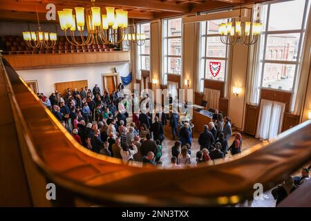 Kiel, Deutschland. 25. Februar 2023. Teilnehmer an einer Einbürgerungszeremonie im stadtrat von Kiel. In der Hauptstadt des Bundesstaates wurden 2022 781 Menschen eingebürgert. Kredit: Frank Molter/dpa/Alamy Live News Stockfoto