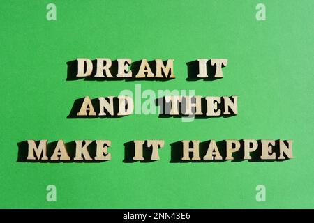 Dream IT und dann Make IT Happen, motivierende Wörter in hölzernen Buchstaben isoliert auf hellgrünem Hintergrund Stockfoto