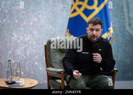 Kiew, Ukraine. 24. Februar 2023. Der ukrainische Präsident Wolodymyr Zelenskiy nimmt an einer Pressekonferenz zum ersten Jahrestag der russischen Invasion der Ukraine in Kiew Teil. (Foto: James McGill/SOPA Images/Sipa USA) Guthaben: SIPA USA/Alamy Live News Stockfoto