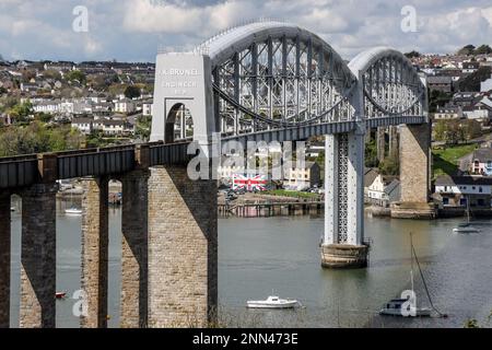 Die Royal Albert Bridge. Die Brücke ist eine historische einspurige Eisenbahnbrücke, die Devon und Cornwall über den Fluss Tamar verbindet. Entworfen von Isambard Ki Stockfoto